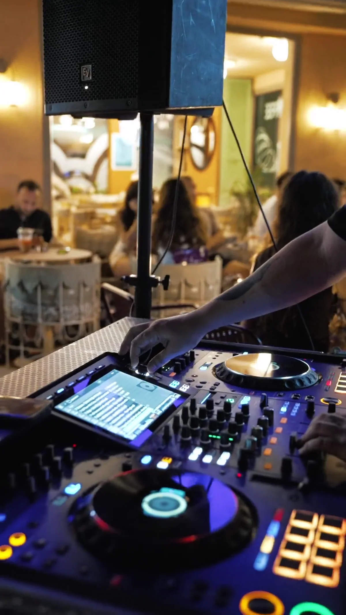 Public Art'ta gece müziğin yükseldiği bir anda DJ ekipmanının detayı