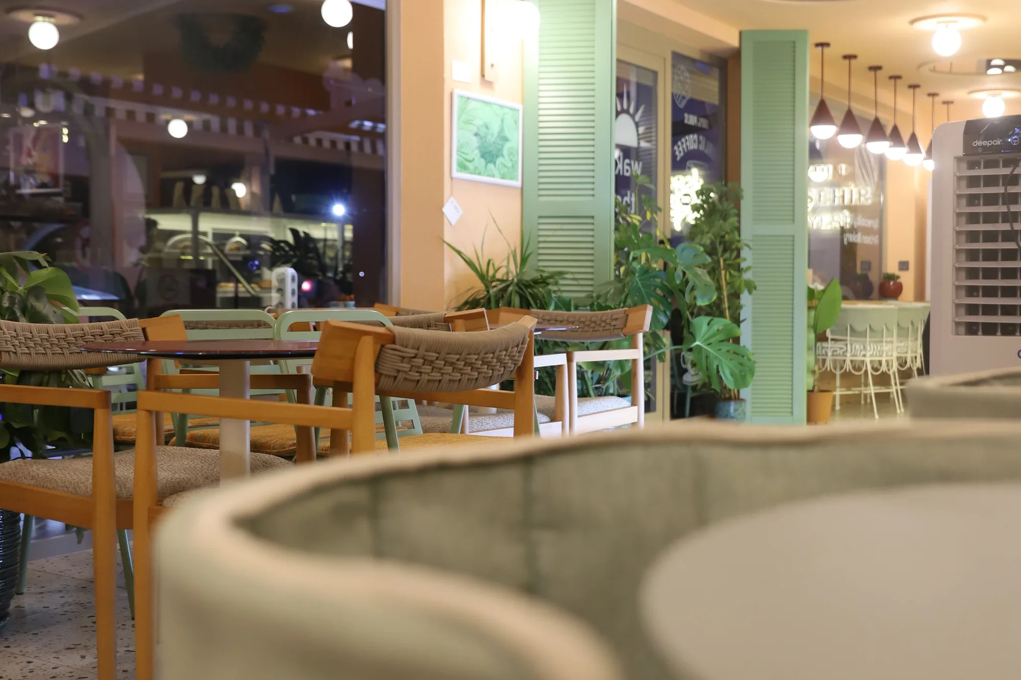 Public Art Kuşadası'nın yeşil tonlu iç mekânı