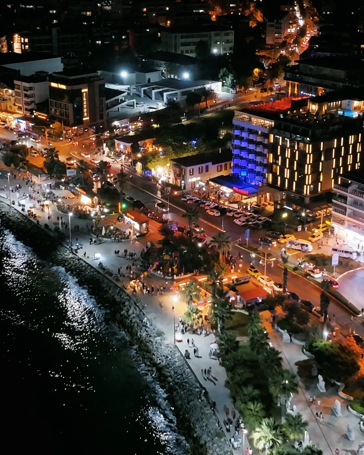Public Art Kuşadası'nın gece sahil manzarası