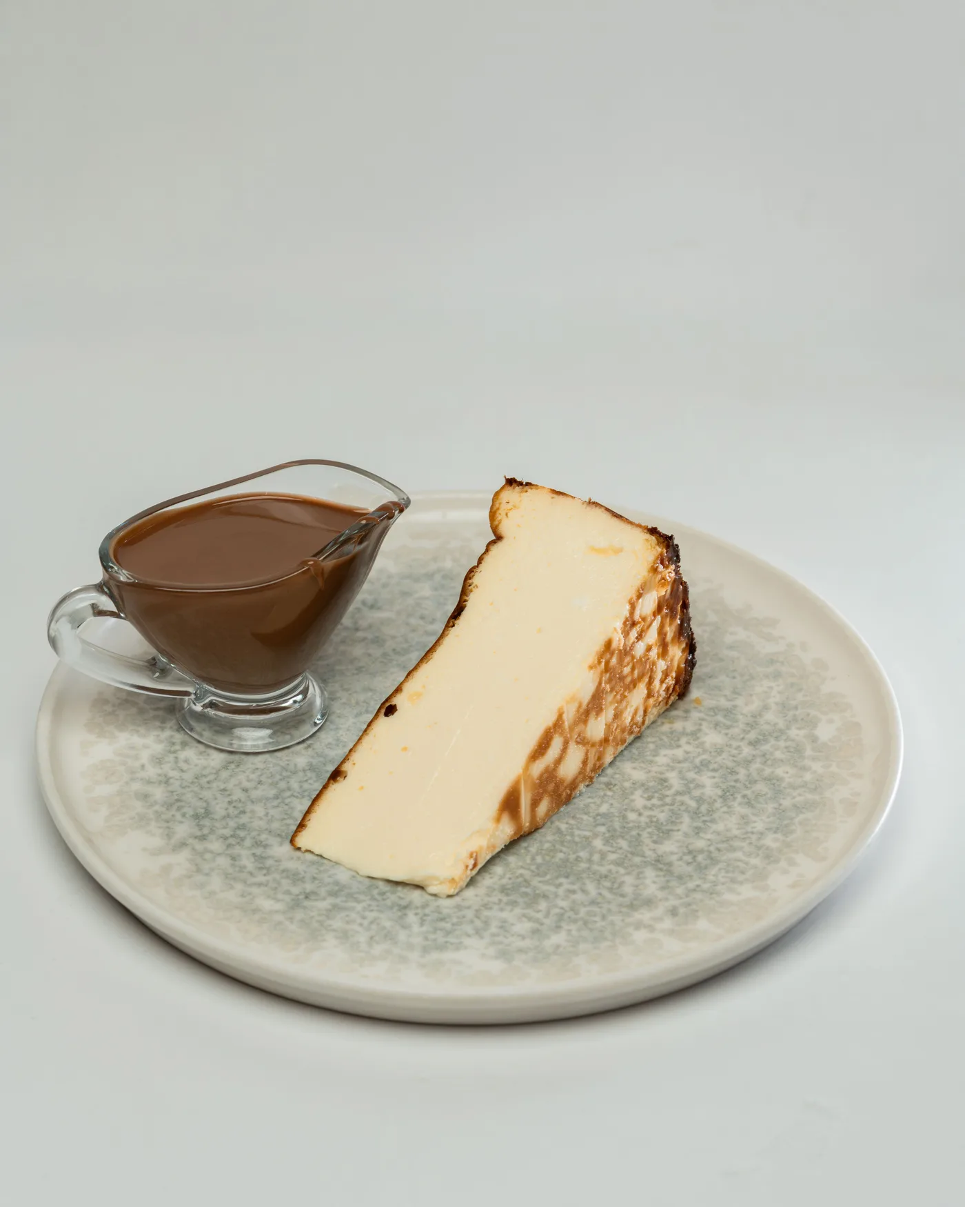 Tabakta dilimlenmiş San Sebastian cheesecake